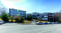Das Dienstgebäude Hochbau des Staatlichen Bauamts Passau an der Karlsbader Straße gliedert sich in drei Gebäude mit Büronutzung.