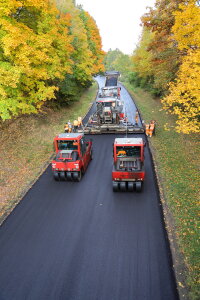 Überwiegend beständiges, trockenes Herbstwetter hat die Arbeiten auf der B12 zwischen Großthannensteig und Wimperstadl begünstigt - so konnte zum Beispiel die witterungsabhängige Asphaltierung problemlos und schnell durchgezogen werden.