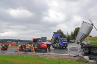 Bis Montagabend wurde im Kreuzungsbereich der B12 mit der PA20 bei Großthannensteig die Asphaltdeckschicht eingebaut.