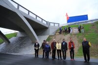 Den kirchlichen Segen für die neue Brücke erteilte Pfarrer Tomy Cherukara (v.l.) bei der kleinen Einweihungsfeier mit den Namensgebern (v.l.) Johann und Maria Bielmeier, Jürgen und Ingrid Rebel, Alexander Lenhard, Karoline Probst und Markus Krell. Den Schriftzug am Granitfelsen vor der Brücke enthüllten (v.r.) Leitender Baudirektor Robert Wufka, Regens stellvertretender Landrat Dr. Ronny Raith, Deggendorfs Landrat Christian Bernreiter sowie die beiden Bürgermeister Georg Fleischmann (Gotteszell) und Anton Stettmer (Grafling).