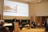 Einen Kurzbericht zum Stand der Planung gab Norbert Sterl, Bereichsleiter Hochbau am Staatlichen Bauamt Passau. Einen Kurzbericht zum Stand der Planung gab Norbert Sterl, Bereichsleiter Hochbau am Staatlichen Bauamt Passau.