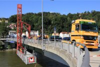 Mit dem Untersichtgerät geht es unter die Schanzlbrücke, wo die Prüfer die Bauteile untersuchen.