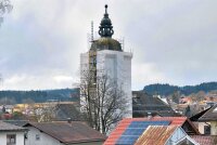 Der Kirchturm der Pfarrkirche in Rinchnach ist derzeit eingerüstet. © Architekturbüro Hausfreunde Deggendorf