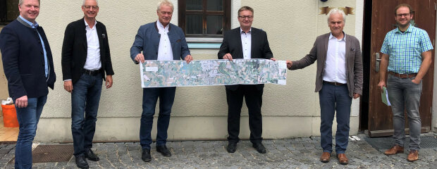 Beim Infrastrukturgespräch: v.l. Bezirksrat Franz Schreyer, OB Markus Pannermayr, MdB Alois Rainer, MdL Josef Zellmeier, Leitender Baudirektor Robert Wufka und Abteilungsleiter Bastian Wufka mit den aktuellen Planunterlagen für die B 20.