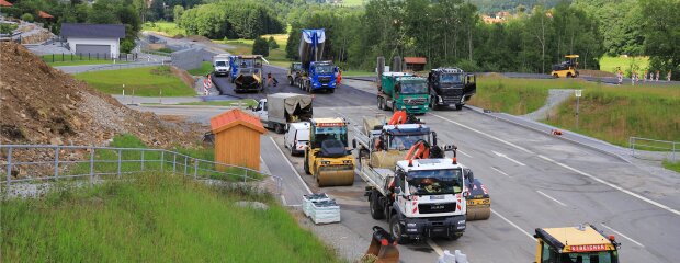 Die Fahrbahn zwischen der Bayerwald-Brücke und der Einmündung nach Gotteszell ist asphaltiert.