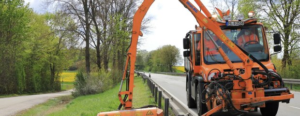 An der B 8 bei Straubing haben die Mitarbeiter der Straßenmeisterei Straubing die Seitenstreifen gemäht und dabei einige Grasstreifen stehen gelassen.