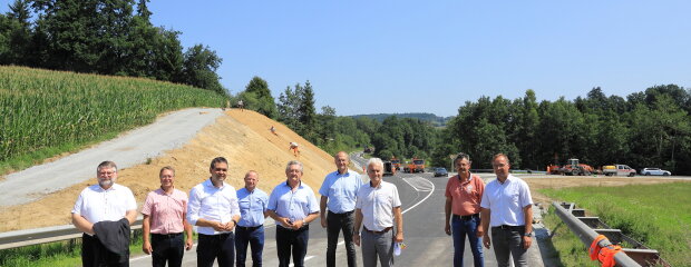 Die Arbeiten zum Bau einer Linksabbiegespur und eines Einfädelstreifens an der Einmündung der St 2127 mit der Hofmarkstraße bei Aicha v.W. sind fast abgeschlossen. Auf mehr Verkehrssicherheit an dieser Stelle freuen sich (v.l.) Aichas stellvertretender Bürgermeister Alois Kreipl, Uli Weidinger, Ge-schäftsführer des Ingenieurbüros Geoplan, Landrat Raimund Kneidinger, Stefan Kapfinger vom Staat-lichen Bauamt Passau, Alt-Landrat Franz Meyer, Andreas Fuchs, Niederlassungsleiter der Firma Strabag, Passau, Robert Wufka, Leiter des Staatlichen Bauamts Passau, sowie Oberbauleiter Stefan Höltl und Georg Seidel, technischer Betriebsleiter der Firma Strabag.