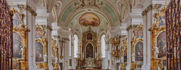 Der restaurierte Kirchenraum der ehemaligen Benediktinerabteikirche St. Matthäus in Asbach. Der restaurierte Kirchenraum der ehemaligen Benediktinerabteikirche St. Matthäus in Asbach.