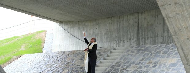 Pfarrer Thomy Cherukara erteilte der neuen Brücke den kirchlichen Segen.