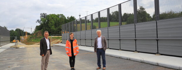 Bei einem kurzen Spaziergang von der Wolfachtalbrücke in Richtung Galgenberg informierten Abteilungsleiterin Eva-Maria Honigl und Bauamtsleiter Robert Wufka (r.) MdL Walter Taubeneder über die laufenden Arbeiten für die Ortsumgehung Vilshofen.