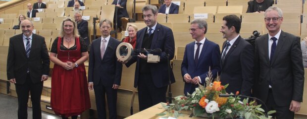 Übergabe des symbolischen Schlüssels für den Neubau (v.l.): Leitender Baudirektor Norbert Sterl, Bauministerin Kerstin Schreyer, TUM-Campus-Rektor Prof. Dr. Volker Sieber, Ministerpräsident Dr. Markus Söder, Wissenschaftsminister Bernd Sibler, TUM-Präsident Prof. Dr. Thomas F. Hofmann und Oberbürgermeister Markus Pannermayr. Übergabe des symbolischen Schlüssels für den Neubau (v.l.): Leitender Baudirektor Norbert Sterl, Bauministerin Kerstin Schreyer, TUM-Campus-Rektor Prof. Dr. Volker Sieber, Ministerpräsident Dr. Markus Söder, Wissenschaftsminister Bernd Sibler, TUM-Präsident Prof. Dr. Thomas F. Hofmann und Oberbürgermeister Markus Pannermayr.