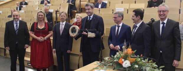 Übergabe des symbolischen Schlüssels für den Neubau (v.l.): Leitender Baudirektor Norbert Sterl, Bauministerin Kerstin Schreyer, TUM-Campus-Rektor Prof. Dr. Volker Sieber, Ministerpräsident Dr. Markus Söder, Wissenschaftsminister Bernd Sibler, TUM-Präsident Prof. Dr. Thomas F. Hofmann und Oberbürgermeister Markus Pannermayr.