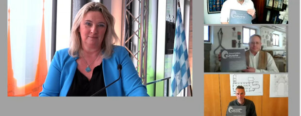 Bayerns Bauministerin Kerstin Schreyer überreichte den Hüttenmeistern (von oben nach unten) Matthias Baumüller aus Regensburg, Ulrich Först aus Bamberg und Jérôme Zahn aus Passau jeweils eine Plakette mit der Inschrift „Immaterielles Kulturerbe“. Bayerns Bauministerin Kerstin Schreyer überreichte den Hüttenmeistern (von oben nach unten) Matthias Baumüller aus Regensburg, Ulrich Först aus Bamberg und Jérôme Zahn aus Passau jeweils eine Plakette mit der Inschrift „Immaterielles Kulturerbe“.