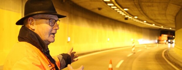 Max Drexler im B 11-Tunnel in Deggendorf: Der Bau der Einhausung im Zuge der Bundesstraßen-Verlegung war für ihn ein besonderes Erlebnis in seiner 40-jährigen Dienstzeit. Max Drexler im B 11-Tunnel in Deggendorf: Der Bau der Einhausung im Zuge der Bundesstraßen-Verlegung war für ihn ein besonderes Erlebnis in seiner 40-jährigen Dienstzeit.