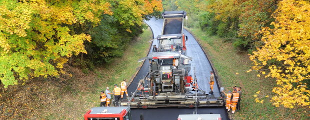 Überwiegend beständiges, trockenes Herbstwetter hat die Arbeiten auf der B12 zwischen Großthannensteig und Wimperstadl begünstigt - so konnte zum Beispiel die witterungsabhängige Asphaltierung problemlos und schnell durchgezogen werden.