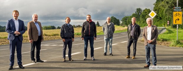 Über die Fertigstellung der Linksabbiegespur Großtiefenbach freuen sich der Leiter des Staatlichen Bauamts Passau, Robert Wufka (v.r.), die planer Dipl.-Ing. Hans Moosbauer und Josef Wensauer, die Vertreter der Baufirmen Tobias Feigl (Firma Streicher) und Günter Fischl, Graflings Bürgermeister Anton Stettmer und MdB Thomas Erndl.