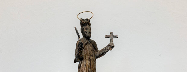 Ein Modell der St. Nepomuk-Skulptur auf einer Zille zeigt den Kunst-am-Bau-Siegerentwurf des Künstlers Bernd Stöcker aus Triftern. Ein Modell der St. Nepomuk-Skulptur auf einer Zille zeigt den Kunst-am-Bau-Siegerentwurf des Künstlers Bernd Stöcker aus Triftern.