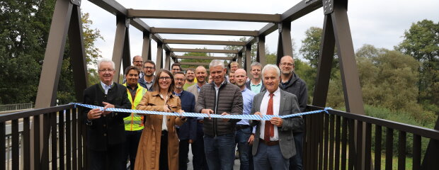 Der Geh- und Radweg zwischen Hofweinzier und Bärndorf sowie die Radwegbrücke über den Bogenbach sind fertig. Zur Freigabe schnitten Robert Wufka, Leiter des Staatlichen Bauamts Passau (v.r.), Christian Kelbel (Firma Strabag), Bürgermeisterin Andrea Probst und Altbürgermeister Franz Schedlbauer das weiß-blaue Band durch.