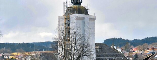 Der Kirchturm der Pfarrkirche in Rinchnach ist derzeit eingerüstet.