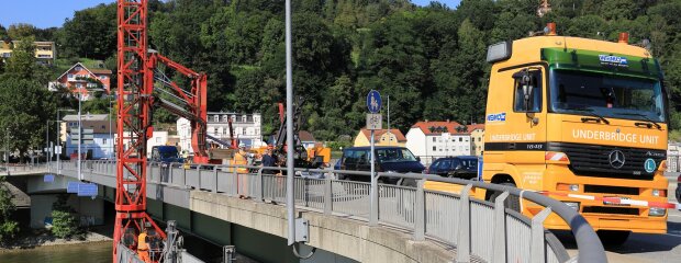 Mit dem Untersichtgerät geht es unter die Schanzlbrücke, wo die Prüfer die Bauteile untersuchen.