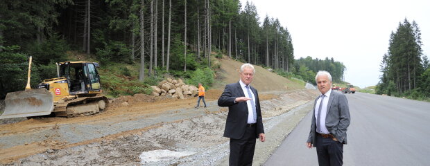 Über den Stand der Arbeiten auf der B 11 zwischen Grafling und Gotteszell informierte sich MdB Alois Rainer (l., Sprecher im Ausschuss für Verkehr und digitale Infrastruktur der CDU/CSU-Bundestagsfraktion, beim Leiter des Staatlichen Bauamts Passau, Robert Wufka.