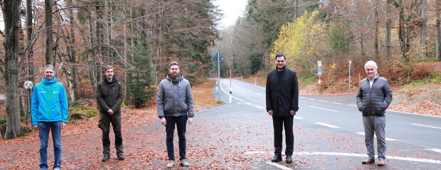 Über den Abschluss eines weiteren Sanierungs-Abschnitts auf der Nationalparkstraße freuen sich (v.r.) Robert Wufka, Leiter des Staatlichen Bauamts Passau, Landrat Sebastian Gruber, Abteilungsleiter Jens Fryda vom Staatlichen Bauamt sowie Johannes Dick und Jochen Linner von der Nationalparkverwaltung.