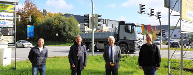 Die Ampelanlage funktioniert – darüber freuen sich Hofkirchens Bürgermeister Josef Kufner (v.r.), Ltd. Baudirektor Robert Wufka, MdL Walter Taubeneder und Stefan Kapfinger vom Staat-lichen Bauamt Passau.