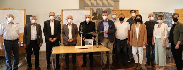 Die Jurymitglieder freuen sich über das Wettbewerbsergebnis und den prämierten Gestaltungsvorschlag von Bernd Stöcker: Günther Rösch (von links), Günther Kleiner, Lutz Mandel, Robert Wufka, Norbert Sterl, Hans Schmalhofer, Kurt Stümpfl, Hubert Huber, Roland Pfauntsch, Kathrin Tost, Helmut Langhammer, Kristina Pilzer und Karin Rankl.