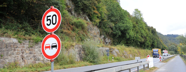 Damit die Baufahrzeuge von der Bundesstraße auf den Radweg gelangen können, wurden die Schutzplanken an einigen Stellen entfernt. Durch die Geschwindigkeitsbeschränkung werden gefährliche Situationen für die Radfahrer verhindert.