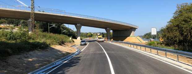 Die neue B 8 unter dem Bauwerk 8 bei Witzling. Die neue B 8 unter dem Bauwerk 8 bei Witzling.