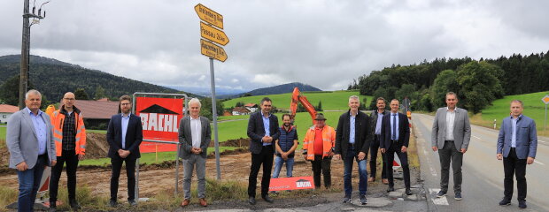 Über den Baubeginn zum Kreuzungsumbau bei Niederneureuth freuten sich Fritz Jakob (v.l.), Andreas Buchbauer und Jens Fryda vom Staatlichen Bauamt Passau, Leitender Bauamtsdirektor Robert Wufka, Matthias Rosenberger und Konrad Rodler (Firma Bachl), MdL Prof. Dr. Gerhard Waschler, Walter Müller (Firma Bachl), Leitender Regierungsdirektor Armin Diewald vom Landratsamt Passau, Sonnens Bürgermeister Klaus Weidinger und sein Stellvertreter Michael Fenzl.