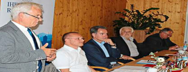 Diskutierten über den Straßenbau im Landkreis: (v.l.) Der Leiter des Staatlichen Bauamts Passau, Robert Wufka, IHK-Vizepräsident und Gremiumsvorsitzender Franz-Xaver Brinbeck, IHK-Hauptgeschäftsführer Alexander Schreiner, die stellvertretenden Gremiumsvorsitzenden Karl-Heinz Dürrmeier und Anton Kilger sowie weitere Unternehmer aus dem Landkreis Regen. Diskutierten über den Straßenbau im Landkreis: (v.l.) Der Leiter des Staatlichen Bauamts Passau, Robert Wufka, IHK-Vizepräsident und Gremiumsvorsitzender Franz-Xaver Brinbeck, IHK-Hauptgeschäftsführer Alexander Schreiner, die stellvertretenden Gremiumsvorsitzenden Karl-Heinz Dürrmeier und Anton Kilger sowie weitere Unternehmer aus dem Landkreis Regen.