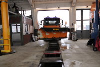 Im Winterdienst darf kein Fahrzeug lange ausfallen. Für schnelle Reparaturen ist die Mannschaft in der Bauhof-Werkstatt der Straßenmeisterei zuständig.
