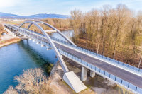 Die größte Brückenbaumaßnahme im Staatsstraßenbereich in Bayern befindet sich in Plattling: Dort wird im Zuge der Ortsumfahrung Plattling eine neue Brücke über die Isar gebaut. © Luftbildfotografie Niederbayern Florian Wimmer