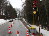 Als Sofortmaßnahme haben die Mitarbeiter der Straßenmeisterei Freyung die Stelle zunächst mit Pylonen abgesichert, eine Ampel regelt den Verkehr. Geotechniker begutachteten den Riss am Mittwoch.