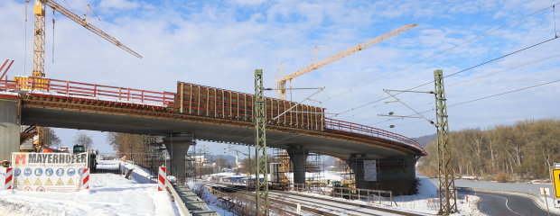 Der Bau der Ortsumgehung Vilshofen ist eines der größten Projekte des Staatlichen Bauamts Passau im Straßenbau. Der Überbau der neuen Brücke über die B 8 und die Bahnlinie bei Vilshofen wurde im Jahr 2020 auf seine endgültige Position abgesenkt.