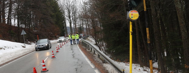 Als Sofortmaßnahme haben die Mitarbeiter der Straßenmeisterei Freyung die Stelle zunächst mit Pylonen abgesichert, eine Ampel regelt den Verkehr. Geotechniker begutachteten den Riss am Mittwoch. Als Sofortmaßnahme haben die Mitarbeiter der Straßenmeisterei Freyung die Stelle zunächst mit Pylonen abgesichert, eine Ampel regelt den Verkehr. Geotechniker begutachteten den Riss am Mittwoch.