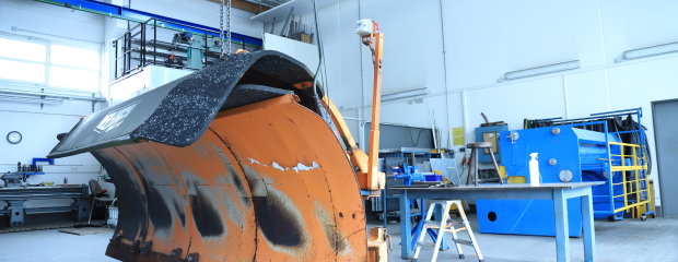 Pflüge sind im Winterdienst einer harten Dauerbelastung ausgesetzt. Für schnelle Reparaturen ist die Schlosserei bestens ausgestattet. Pflüge sind im Winterdienst einer harten Dauerbelastung ausgesetzt. Für schnelle Reparaturen ist die Schlosserei bestens ausgestattet.