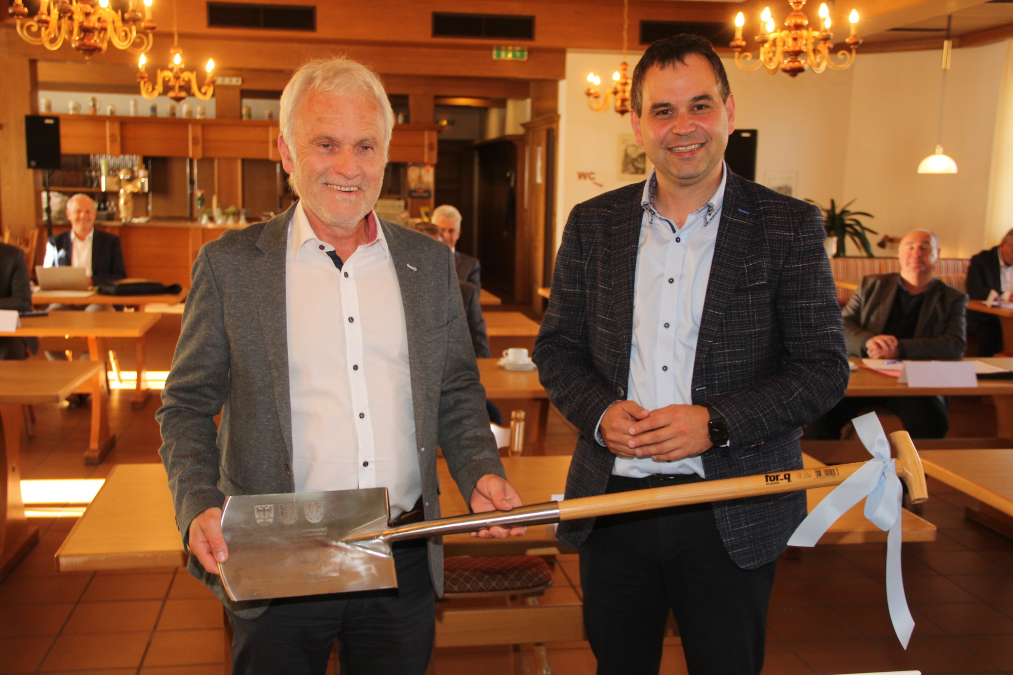 Als Dank und Erinnerung an die gute Zusammenarbeit überreichte Passaus Landrat Raimund Kneidinger an Robert Wufka einen Spaten mit dem Signum des Vorsitzenden des Zweckverbandes
