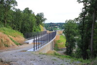 An der Talbrücke am Galgenbergtobel wird ein Überflugschutz installiert. Er soll Fledermäuse davon abhalten, in den Verkehr zu fliegen. An der Talbrücke am Galgenbergtobel wird ein Überflugschutz installiert. Er soll Fledermäuse davon abhalten, in den Verkehr zu fliegen.
