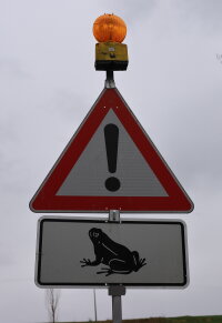 Warnschilder machen auf die üblichen Wanderrouten der Amphibien aufmerksam. © Staatliches Bauamt Passau / Süß
