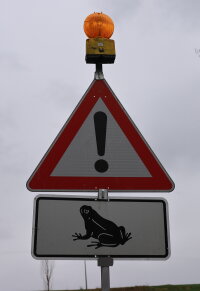 Warnschilder machen auf die üblichen Wanderrouten der Amphibien aufmerksam. Warnschilder machen auf die üblichen Wanderrouten der Amphibien aufmerksam.