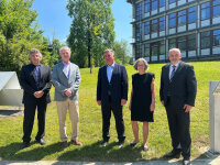 Ministerbesuch am Staatlichen Bauamt Passau: Behördenleiter Norbert Sterl (v.r.), Ministeri-aldirigentin Marion Frisch, Bau- und Verkehrsminister Christian Bernreiter, Kurt Stümpfl, Be-reichsleiter Straßenbau, und Gerald Escherich, Bereichsleiter Hochbau.