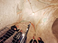 In Kleingruppen durften die Besucher beim Tag des offenen Denkmals den Kirchturm betreten und die freigelegten Fresken bewundern. Ltd. Baudirektor Norbert Sterl (l.) informierte über die Funde und die Sanierung des Kirchturms.