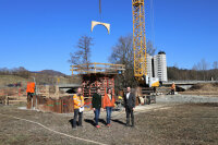 An der Brückenbaustelle: Daniel Mainka (v.r.), Abteilungsleiter Brückenbau am Staatlichen Bauamt Passau, Markus Christoph, Gemeindeverwaltung Schönberg, Bürgermeister Martin Pichler und Thilo Schmidt von der örtlichen Bauleitung.