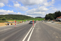 Letzte Arbeiten wurden noch am Mittwoch auf der B 85 bei Ayrhof erledigt, der Verkehr lief einspurig in Richtung Viechtach durch. Ab sofort ist die Straße wieder in beiden Fahrtrichtungen für den Verkehr frei-gegeben.