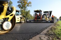 Asphaltierung auf der B 388 bei Karpfham