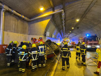 Trotz der beengten Verhältnisse im Tunnel arbeiteten die Einsatzkräfte der Feuerwehren Regen, Schweinhütt und Weißenstein sowie vom BRK-Rettungsdienst aus Zwiesel, Bodenmais, Regen und Untermitterdorf das Übungsszenario routiniert und diszipliniert ab.