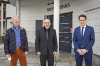 Bereichsleiter Straßenbau Kurt Stümpfl, Behördenleiter Norbert Sterl und Oberbürgermeister Dr. Christian Moser im Gespräch über aktuelle Bauprojekte des Freistaats Bayern.