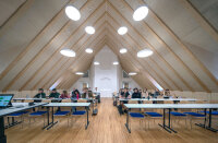 Der neue Hörsaal im ausgebauten Dachgeschoss. Der neue Hörsaal im ausgebauten Dachgeschoss.